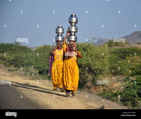 India Rajasthan Women Carrying Water Fotos Und Bildmaterial In Hoher Auflösung Alamy