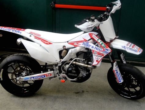 The 2020 honda crf450r returns to the new model year with updated mapping, lower battery position, torq control, and other small changes. LA NUOVA CRF 450 MOTARD TEAM HM HONDA RACING - XInsideMagazine