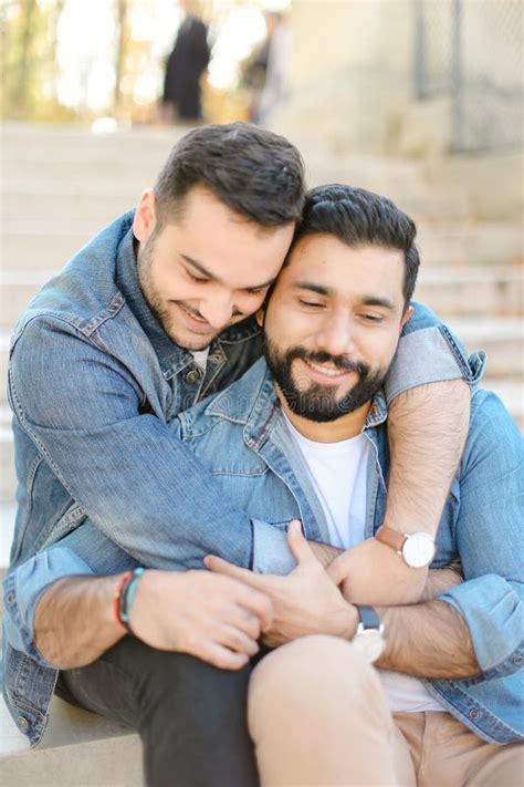 Jóvenes Gays Caucásicos Abrazándose Y Vistiendo Camisas De Jeans