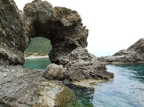 La plage de kalamos est magnifique et particulièrement populaire parmi les vacanciers. Plage de Kalamos Ile D'Eubée Grece Photo from Kalamos in ...