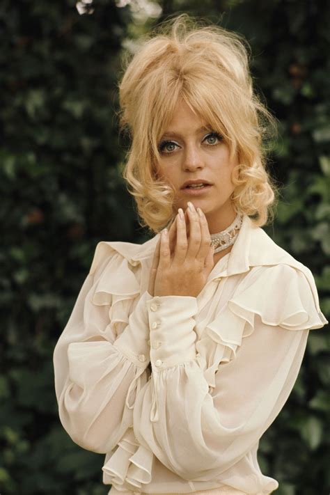 at 71 goldie hawn has never been more fashionable 1960 s icons vibes goldie hawn famous
