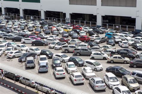 Muitos Carros No Parque De Estacionamento Imagem De Stock Editorial