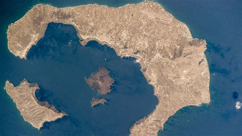 Greeceâs Santorini volcano erupts more often when sea level drops