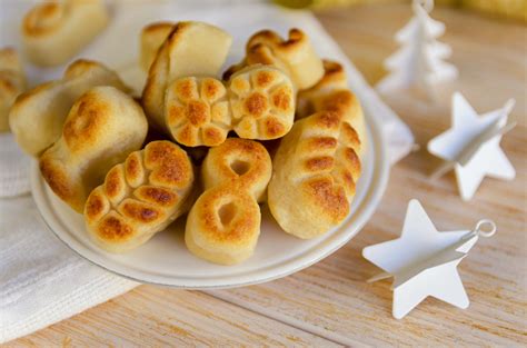 Polvorones are traditional spanish holiday cookies that are flavored with almonds, and are crumbly in texture. Traditional Spanish Christmas Desserts : 6 Traditional Spanish Christmas Desserts - Citylife ...