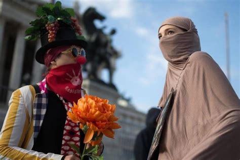 Neues Gesetz Verhüllungsverbot In Österreich Ermahnungen Für Clowns Topthemen Des Tages