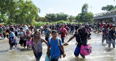 Videos Hundreds Of Caravan Migrants Rush Mexicos Border