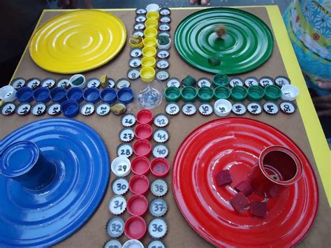 Además otros dos vasos vacíos y una. 7 juegos de mesa con materiales reciclados