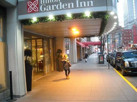 What popular attractions are nearby hotel hilton garden inn times square central? Eighth Avenue (Manhattan) Garden Inn 25 Dec 2016 ...