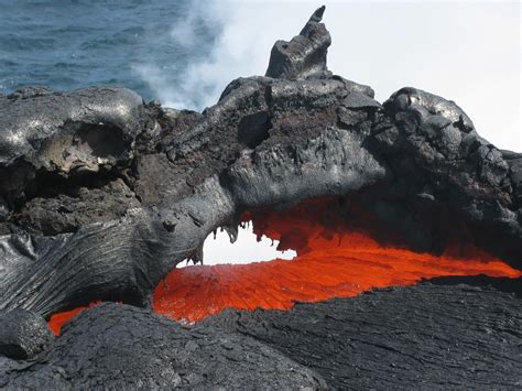 Kilauea Volcano Lava Flow Destroys Kalapana Home Reaches The Ocean