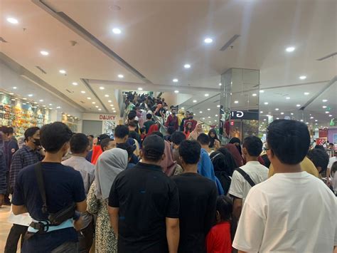 Jelang Lebaran Idul Fitri 1444 H Pengunjung Mall Di Kota Palembang