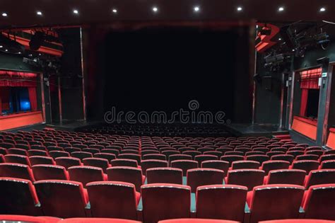 Asientos De Teatro En El Interior Vacío Foto De Archivo Imagen De