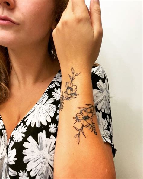 Wrist Tattoo Flower In 2020 Wrap Around Wrist Tattoos Wrap Around