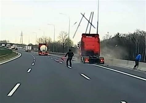Ksiądz poniósł śmierć na miejscu ford wypadł z drogi i zarył w pobocze zderzenie trzech aut. Wypadek na S8. Na obwodnicy Marek ciągnik siodłowy ...