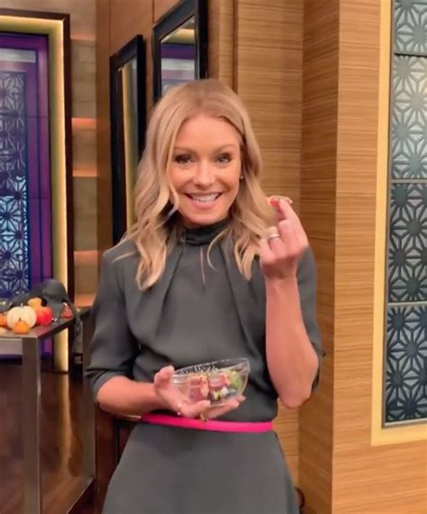 Kelly Ripa Dishes Make Out Tips On Ryan Seacrest With Hard Candy
