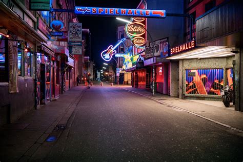 Neuigkeiten, ansteckungsherde, lokale hygienevorschriften und aufregerthemen. Corona-Krise in Hamburg: Auf der Reeperbahn nachts um halb ...