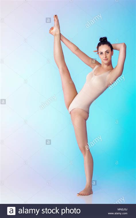 babe female gymnast in splits Fotos und Bildmaterial in hoher Auflösung Alamy