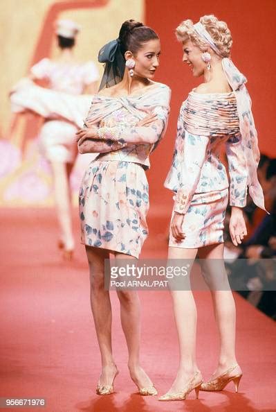 Linda Evangelista Lors Du Défilé De Haute Couture Valentino été 1991