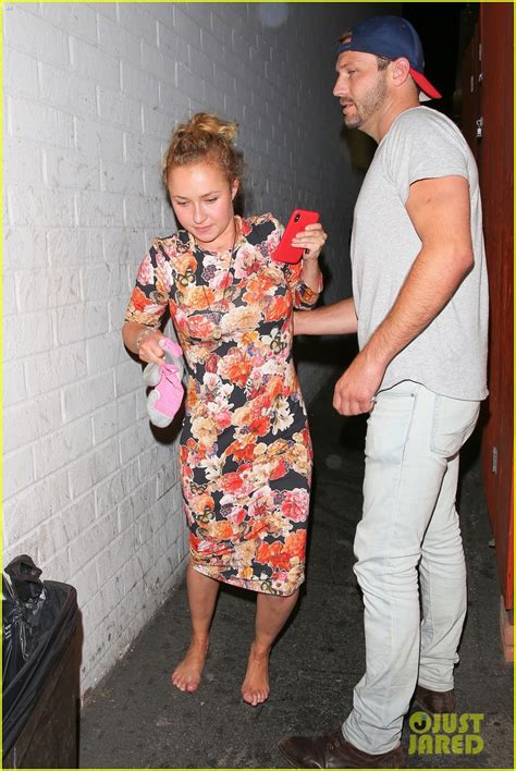 Hayden Panettiere Goes Barefoot After Dinner With A Mystery Man Photo Pictures