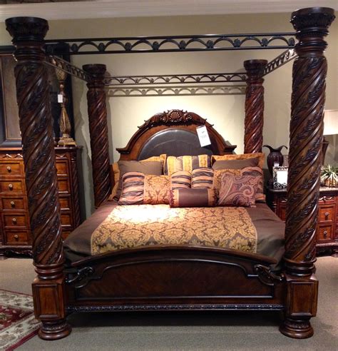 King Canopy Bed I Have A Friend With This Bed Omg It S So Big And