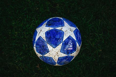 Bekijk meer ideeën over voetbal, logo's, luis suarez. Een voetbal logo laten ontwerpen is niet eenvoudig | LogoLove®