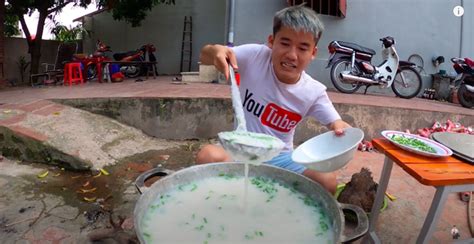 Mới đây, hưng vlog, con trai bà tân vlog (sống tại huyện lạng giang, tỉnh bắc giang) khiến cộng đồng mạng phẫn nộ khi đăng tải clip nấu nồi cháo khổng lồ. Nấu cháo gà nguyên con chưa vặt lông, Hưng Vlog tiếp tục ...