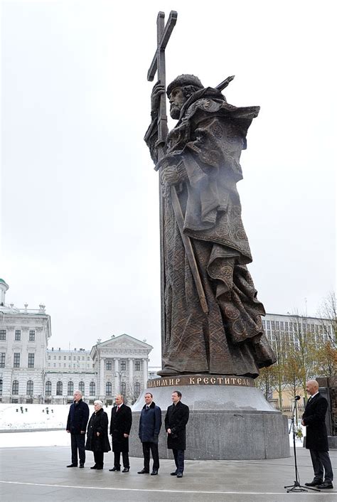 Vladimir Putin Erects 300 Ton Statue Of His Namesake Near Kremlin