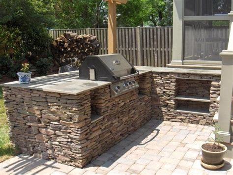 Barbecue fixe fonctionnel et esthétique dans le jardin moderne Barbecue en pierre Barbecue