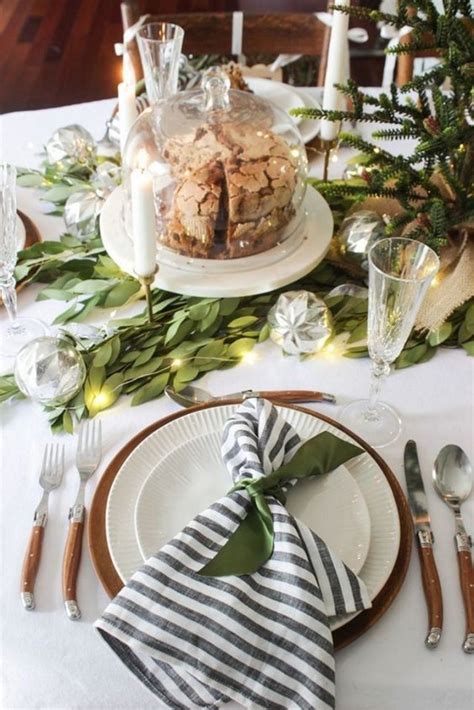 13-charming-fresh-green-christmas-decor-table-ideas-07 - inspiredetail.com