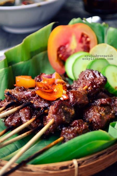 Sate maranggi adalah makanan asli indonesia yang biasa ditemukan di daerah jawa barat, khususnya purwakarta. Sate Maranggi a la Purwakarta, wanna be...