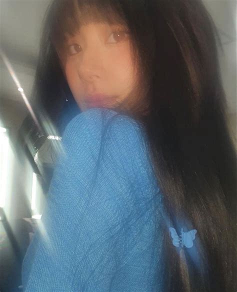 Chaeyoung Twice Blurry Selca Pearl Earrings Instagram Beautiful Girls