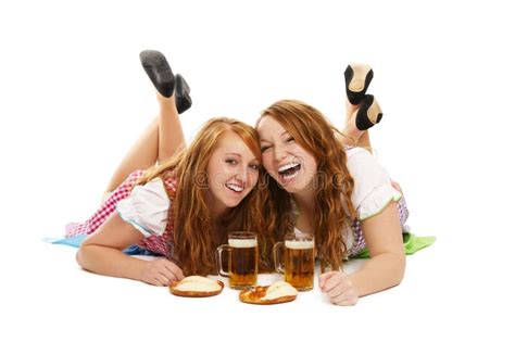 Zwei Lachende Bayerische Mädchen Mit Bier Und Brezeln Stockbild Bild Von Partei Mädchen 21812805