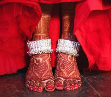 11 Trendy Payal Designs For Brides Bridal Anklet Bridal Mehendi