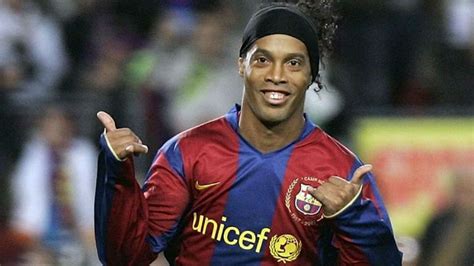 Duas vezes eleito o melhor do mundo pela fifa. Ronaldinho Gaúcho anuncia su retiro oficial del fútbol ...