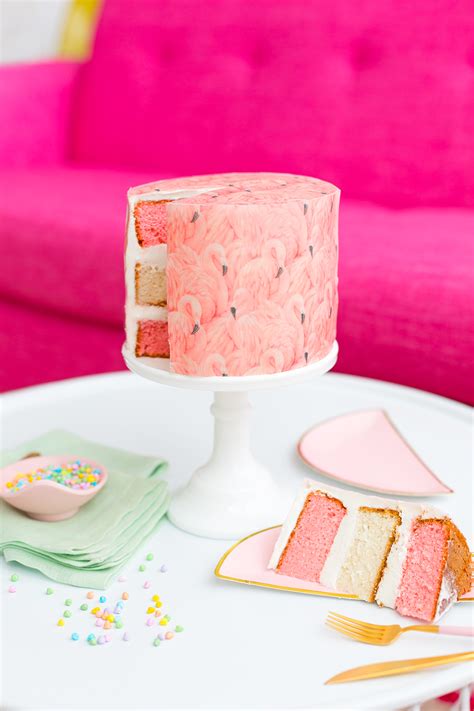 Add a layer of ganache in the middle of the cake. » DIY Flamingo Wallpaper Cake