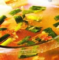 Sebagai isinya, sup kimlo terdiri dari sayuran atau suwiran daging. Ibu Dapur: Resep Masakan Kuah Bakso