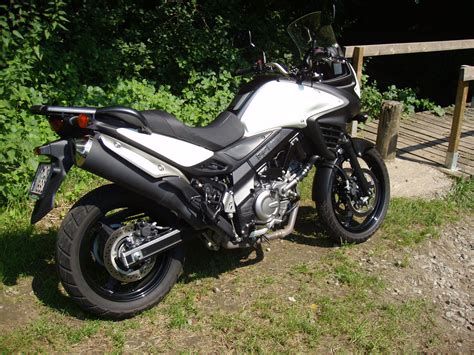 It has a standard riding posture, fuel injection and an aluminum chassis. Suzuki DL 650 V-Strom 2012