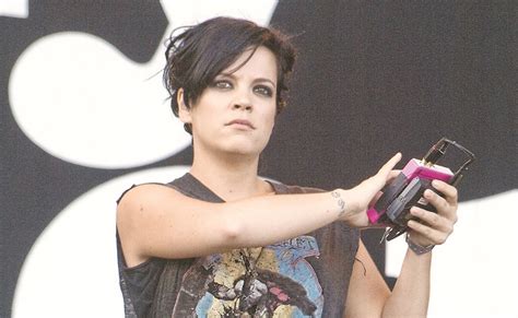 Warner Music no adoptó medidas ante agresión sexual Lily Allen