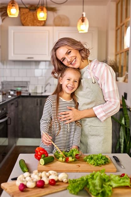 Madre De Familia Con Hija Cocinando Juntos Foto Premium