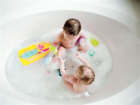 Regular infant tubs and the benefits of each. Why does my toddler drink dirty bathwater?