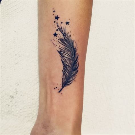 Indéniablement esthétique, la plume tatouage incarne beaucoup de symboles ce qui explique son même si le tatouage plume soit vraiment petit, les doigts, le poignet, la clavicule et le cou sont parmi. Feather and stars wrist tattoo. I love it! 😍 | Tatouage ...