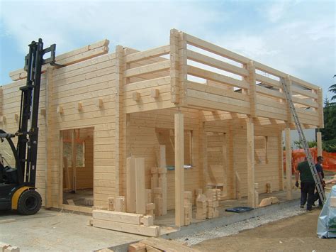 Le case in tronchi rotondi sono le tipiche case in legno di montagna, baite e chalet, costruite sempre con la tecnologia blockhaus: CASE IN LEGNO TRADIZIONALI E MODERNE - Domus Trade