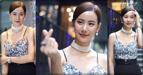 เรื่องราวความรักชวนฟินจิกหมอนระหว่างพนักงานสาวธรรมดาๆ กับ ceo หนุ่มหล่อของกลุ่มบริษัทยักษ์ใหญ่ น้ำขิง (ออม สุชาร์) เด็กสาวใสซื่อจิตใจดีที่. ยิ่งพูดยิ่งมีเสน่ห์! ญิ๋งญิ๋ง - ศรุชา "ไม่ทำร้ายตัวเอง ไม่ ...