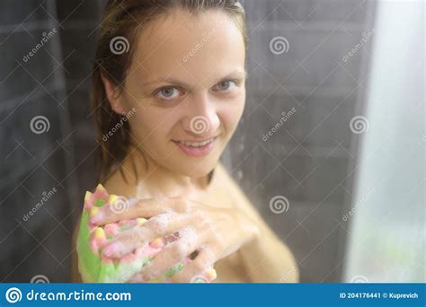 Mujer Desnuda En Cuerpo De Agua Saneamiento E Higiene De La Ducha Con