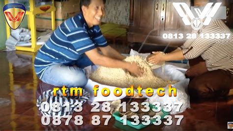 Selanjutnya, buat adonan tepungnya dengan cara mencampur tepung beras, tepung kanji, dan. MEMBUAT TEMPE KERIPIK SAGU KHAS BANTUL - YouTube