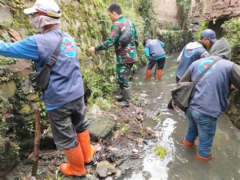 Sub 14 Sektor 22 Citarum Harum Di Sungai Cileutik Lakukan Pengangkatan