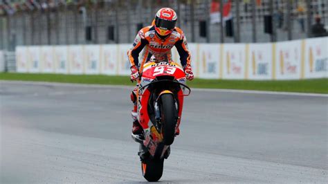 Motogp Marc Marquez Wins In Malaysia After Valentino Rossi Crashes Out