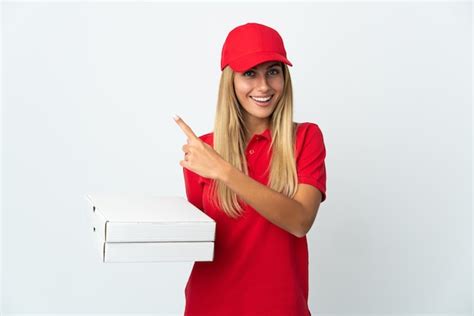 Entregadora De Pizza Segurando Uma Pizza Em Branco Apontando Para O