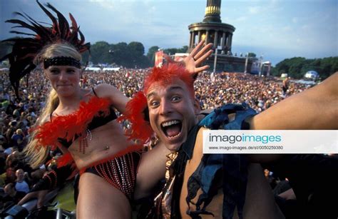 Sexy Raver Paar Tanzt Ausgelassen Auf Der Berliner Loveparade 2002