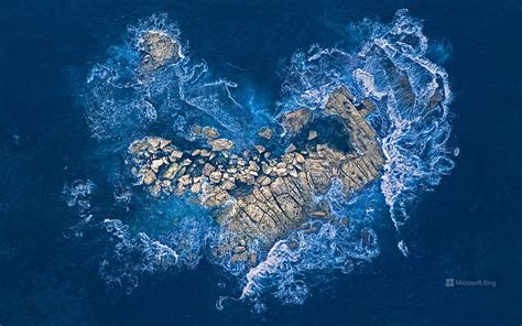 Olas Del Océano Rompiendo Sobre Una Isla Rocosa En Forma De Corazón