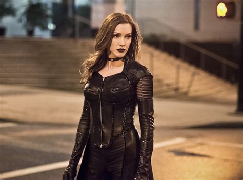 Katie Cassidy Rejoins Arrow But This Time She S Not Black Canary E News